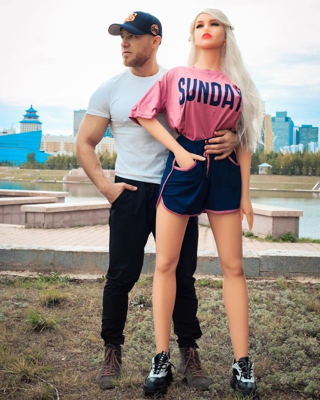 Казахстанский культурист Юрий Толочко решил жениться на секс-кукле (20 фото) Казахстанский культурист Юрий Толочко решил жениться на секс-кукле (20 фото)