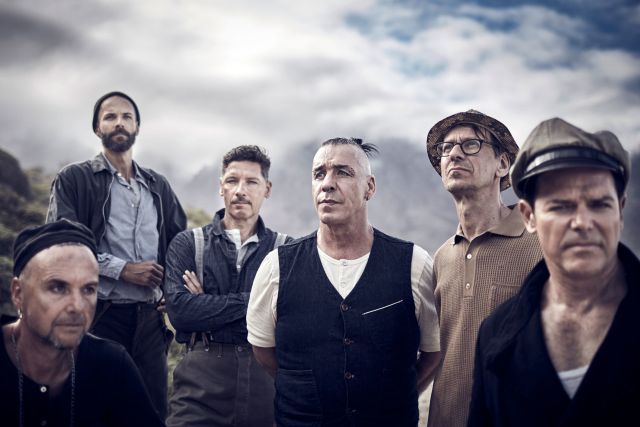 Самые громкие скандалы, в которые попадала группа Rammstein (11 фото)