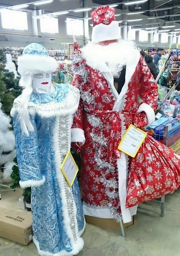 Странные снегурочки, которые поднимут вам настроение (17 фото)