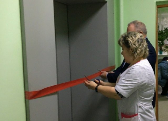 В больнице торжественно открыли лифт (5 фото)
