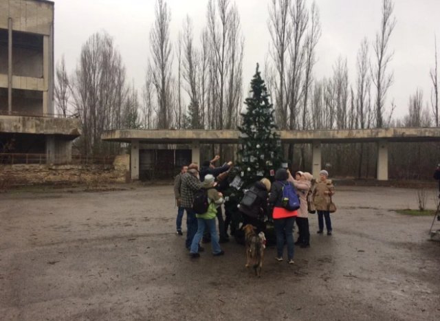 В Припяти под Новый год установили елку (4 фото)