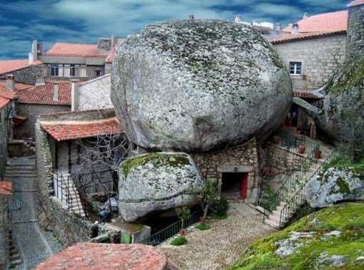 Странные и необычные достопримечательности в Португалии (10 фото) Странные и необычные достопримечательности в Португалии (10 фото)