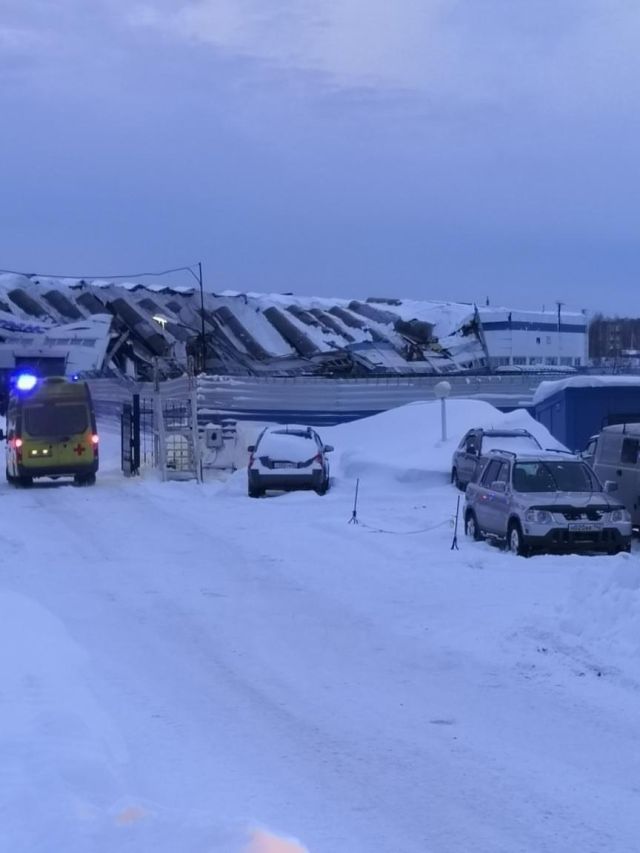 В Кемеровской области обрушилась кровля вагонорем- завода (7 фото)