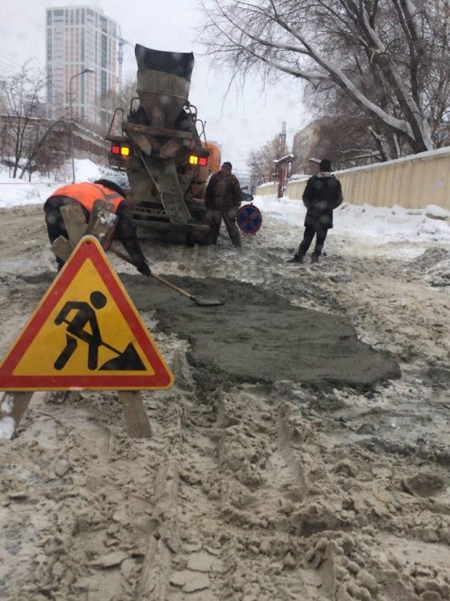 В Новосибирске ремонтируют снег (2 фото)