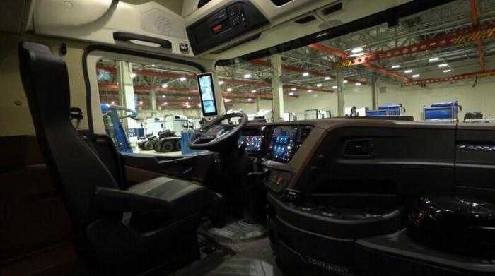КАМАЗ-54907 Континент внутри — спальное место и кресло водителя (17 ф