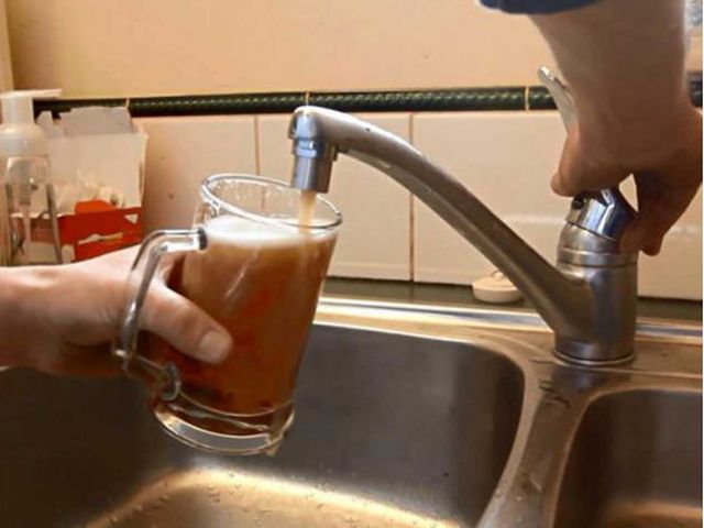 В Индии из водопроводных кранов течет спиртное (фото)