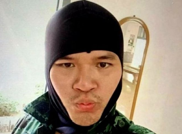 В Таиланде офицер открыл стрельбу по людям, убив 26 человек (2 фото)