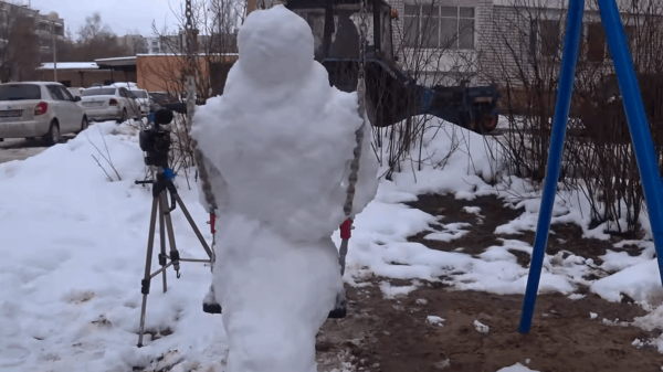 Художник из Сарова слепил снеговика во дворе (10 фото)