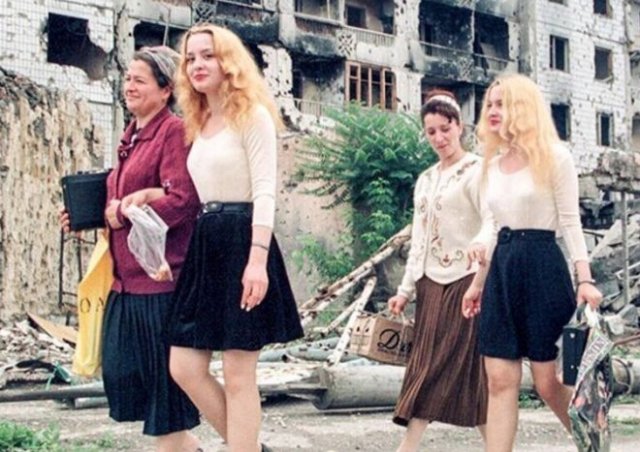 Девушки из 1990-х (15 фото)