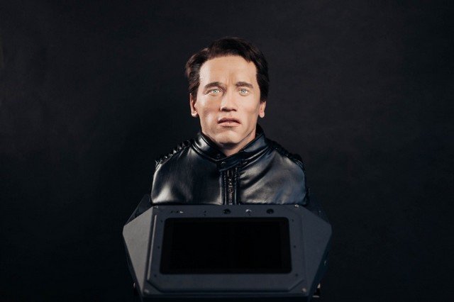 Шварценеггер подал в суд на российскую компанию Promobot (5 фото)