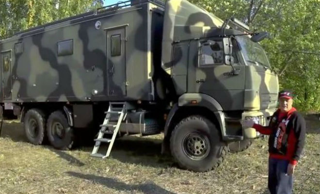 Из Камаза сделали квартиру на колесах (3 фото)