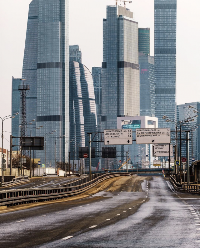 Опустевшая Москва удивляет пользователей Сети (21 фото)
