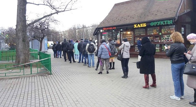 В Москве из-за проверки пропусков образовались очереди (4 фото)