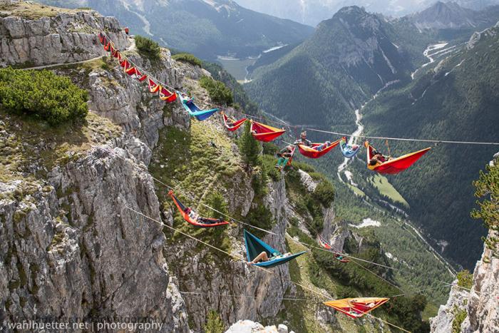 Необычный фестиваль — в гамаках над пропастью (15 фото)