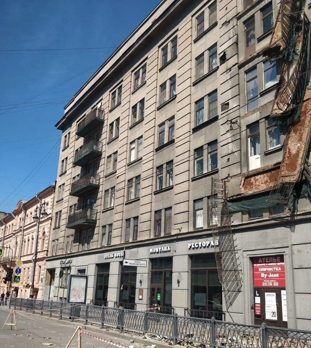 В Санкт-Петербурге по принципу "домино" обрушилось 4 балкона (4 фото)