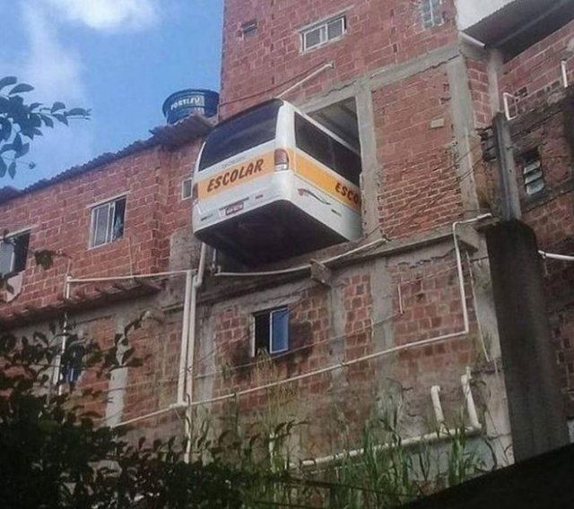 Странные, опасные и нелепые архитектурные решения (20 фото)