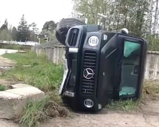 Автомобильные аварии, которые довольно сложно объяснить (15 фото)