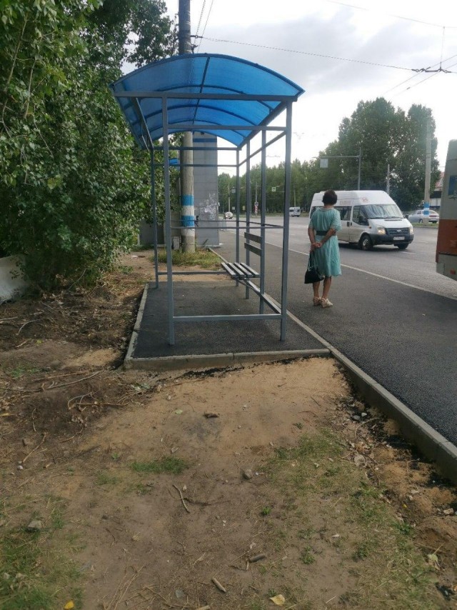 Вот каким образом установили автобусную остановку в Ульяновске(3 фото)
