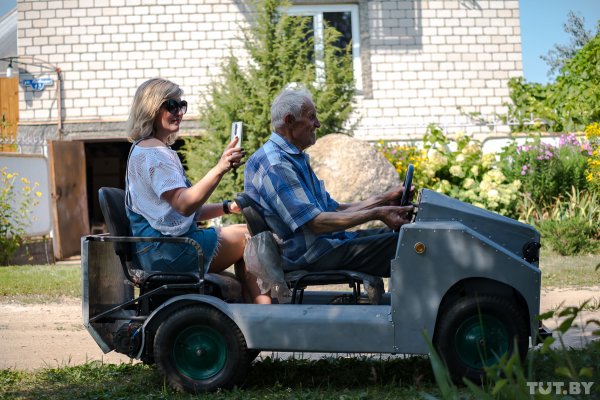 87-летний дедушка из-под Светлогорска сделал электромобиль (12 фото)