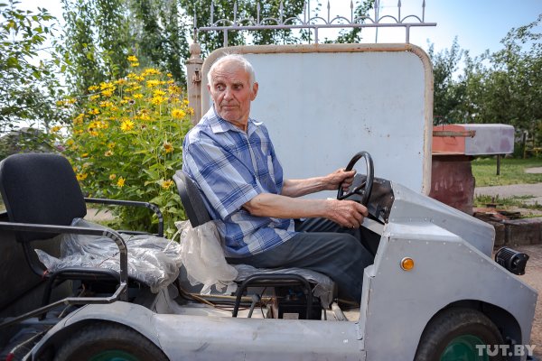 87-летний дедушка из-под Светлогорска сделал электромобиль (12 фото)