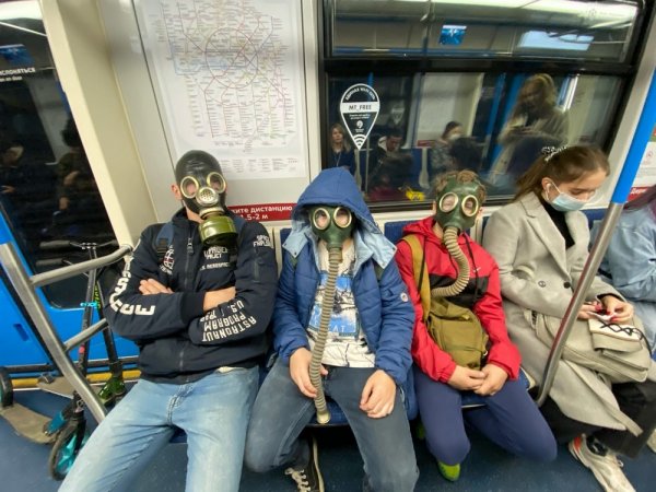 Модники и чудаки из метро (25 фото)