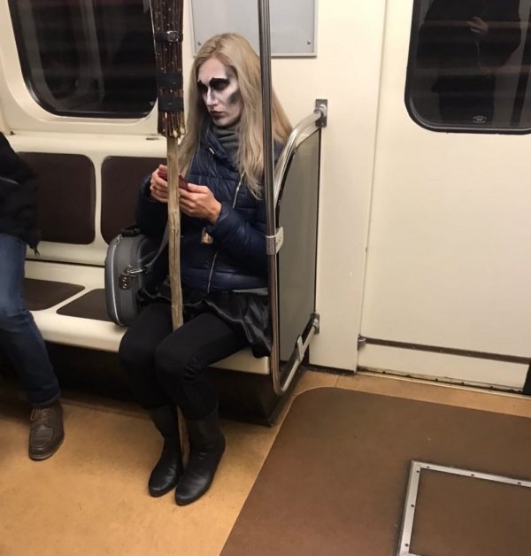 Модники и чудаки из метро (20 фото)