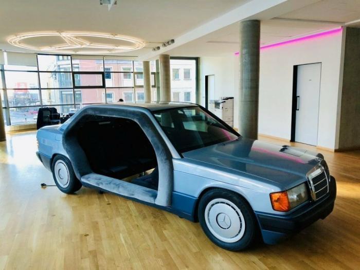 Mercedes из 80-х превратили в крутую комнату для переговоров (4 фото)