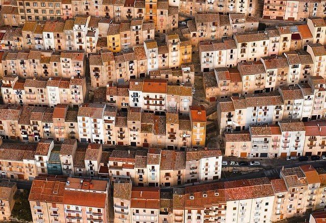 Дома в Италии продают за евро (5 фото)