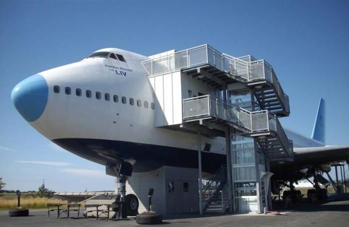   Boeing 747:      (15 )