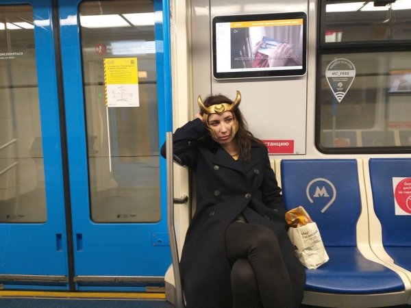 Модники и чудаки в метро (11 фото)