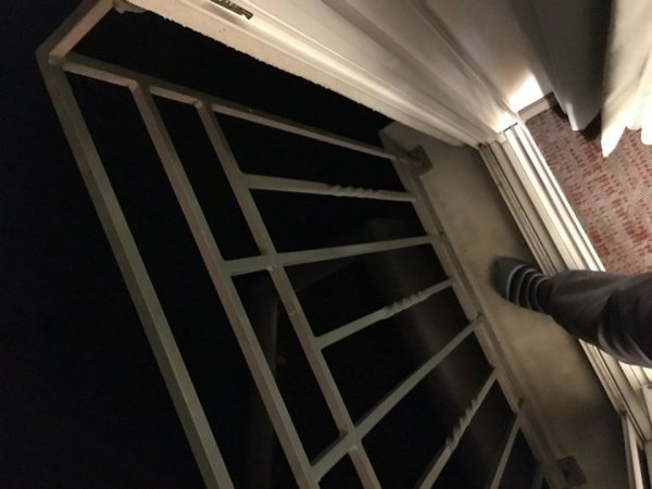 "Ну кто так строит?": подборка очень странных балконов (15 фото)