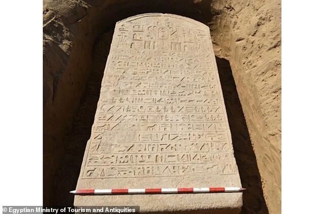 В Египте фермер нашел 2600-летнюю стелу эпохи (2 фото)