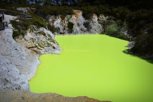 "Ванна дьявола": неоново-зелёный серный бассейн в Новой Зеландии (3 фото)