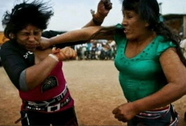 Таканакуй - веселый фестиваль в Перу, где люди могут легально подраться с человеком (8 фото)